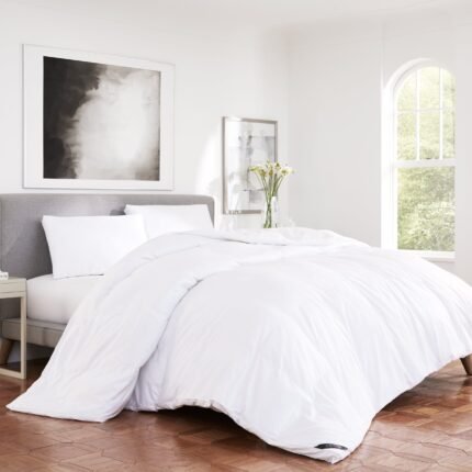 J Queen New York Regency 300 White Down Alternative Comforter